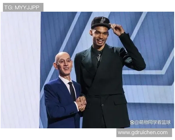 赫伯特琼斯的篮球之路：从默默无闻到闪耀赛场的传奇旅程